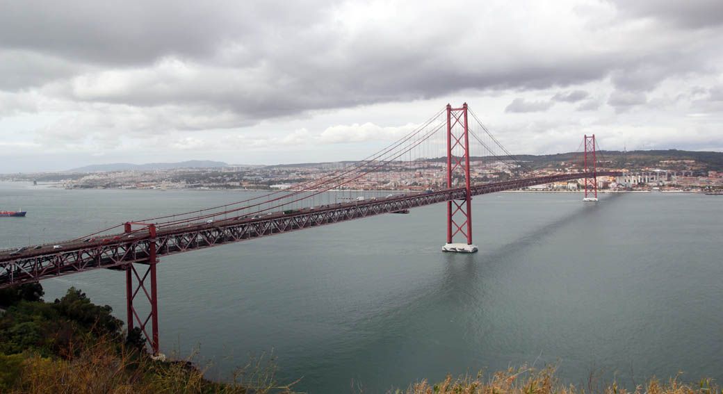 мост имени 25 апреля в Лиссабоне